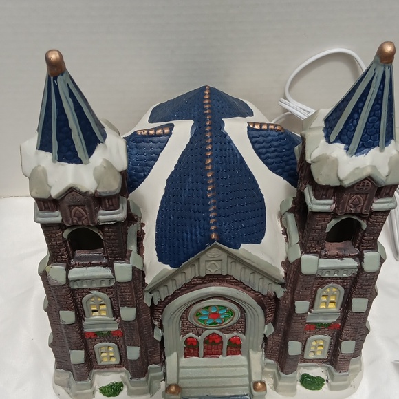 HOLIDAY TIME VILLAGE CATHEDRAL LIGHTED HOUSE - Picture 3 of 12